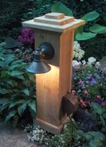 светильник на садовой дорожке